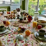 La Maison Du Bonheur Bed & Breakfast Milhac